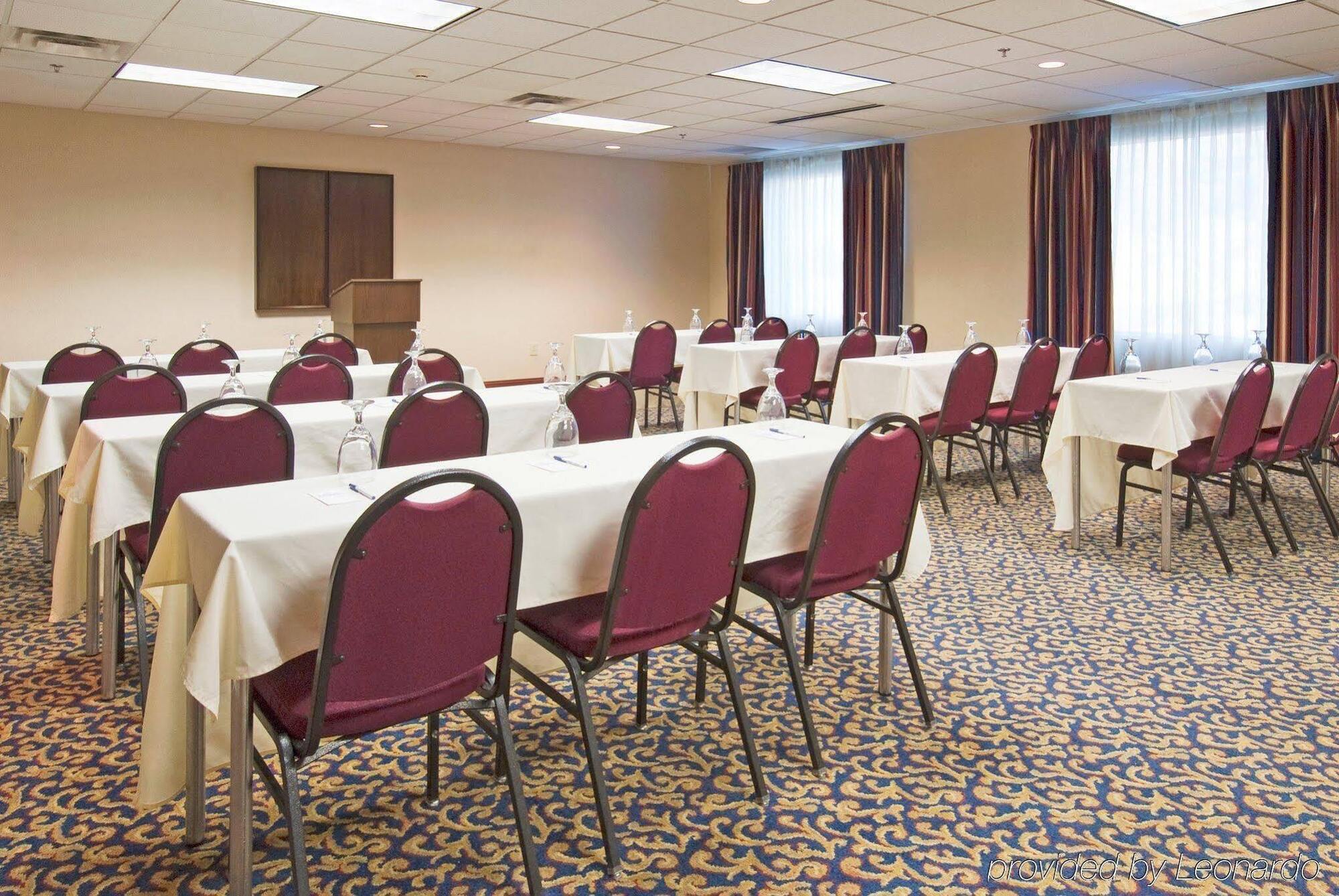 Holiday Inn Express Hotel & Suites Emporia By Ihg Dış mekan fotoğraf