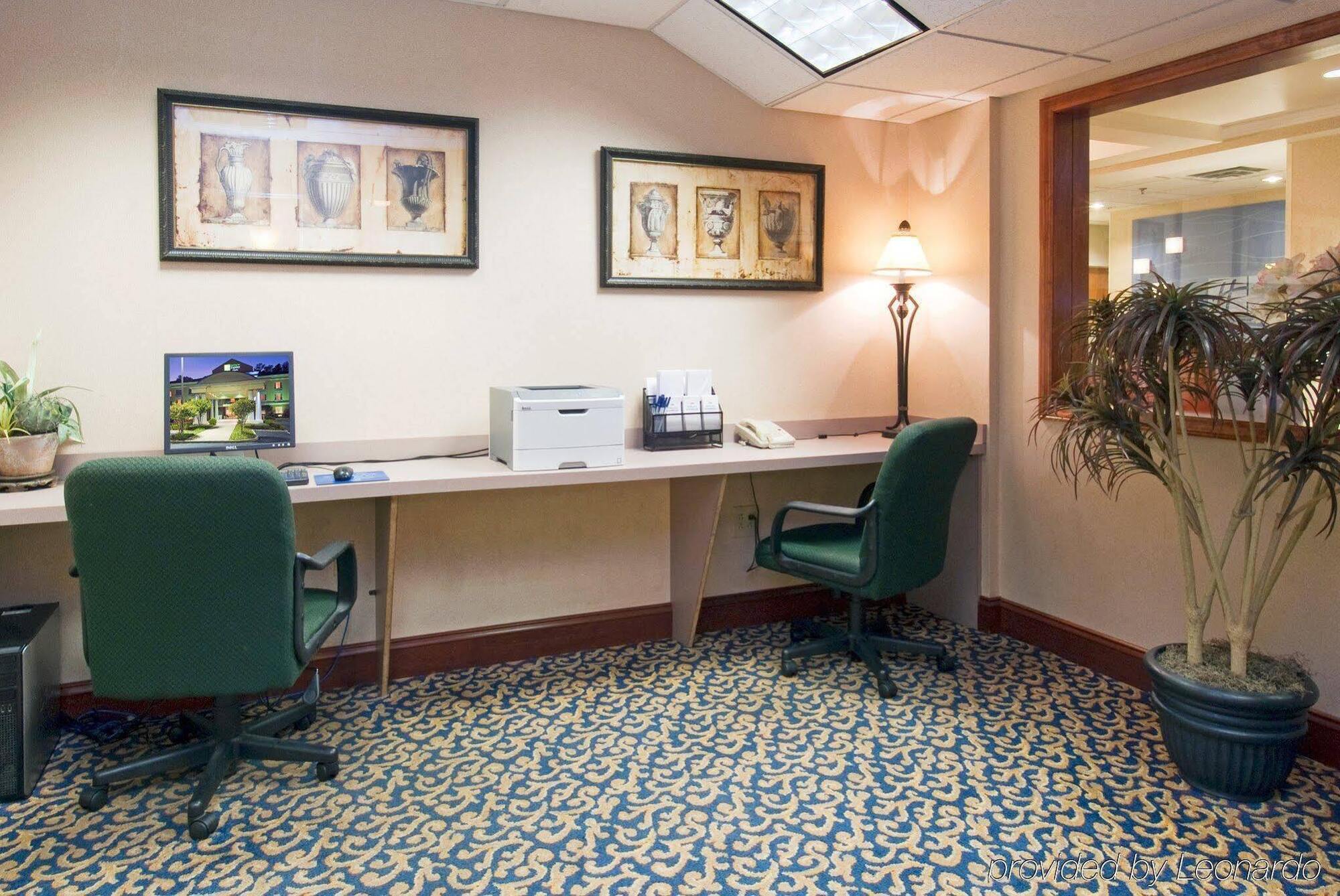 Holiday Inn Express Hotel & Suites Emporia By Ihg Dış mekan fotoğraf